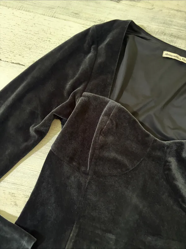 Abercrombie & Fitch Black Velvet Long-Sleeve Sweetheart Top Size Medium - Image 4
