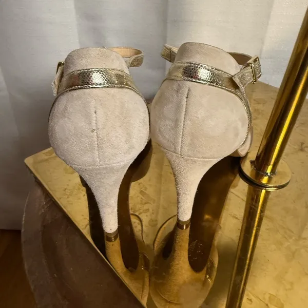 Brenda Zaro Elegant Tan and Gold Heels with Metallic Accents 7.5 - Image 3