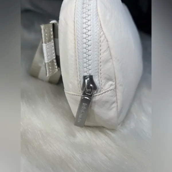 Lululemon Everywhere Belt Bag 1L Wordmark white opal - Image 8