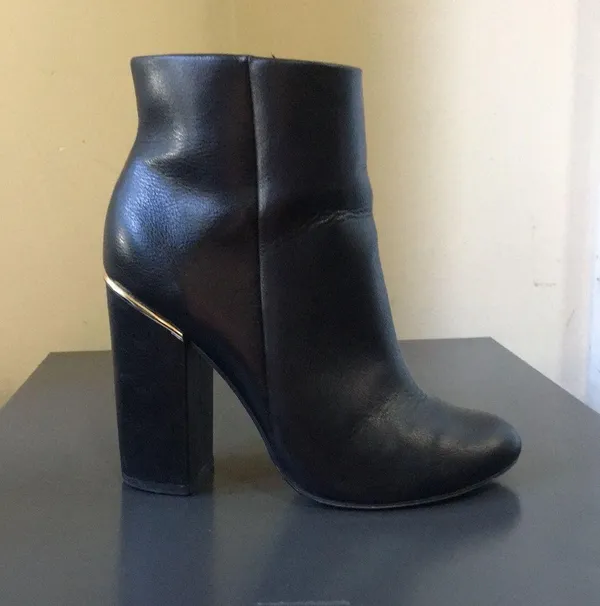 Kurt Geiger CARVELA Vegan Leather Black Side Zip Gold Metal Trim 3.75” Block Heel Boots EUC 6 - Image 2
