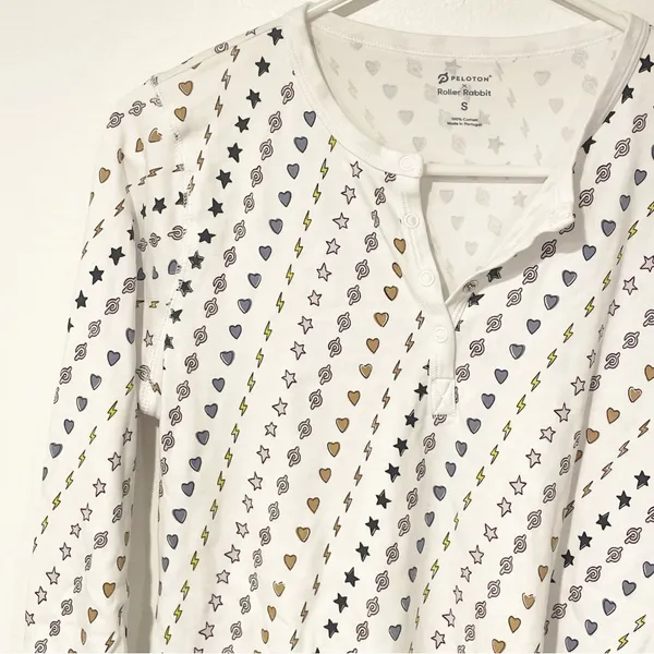 Roller‎ Rabbit X Peloton Size Small White Printed Henley Pajama Top - Image 2