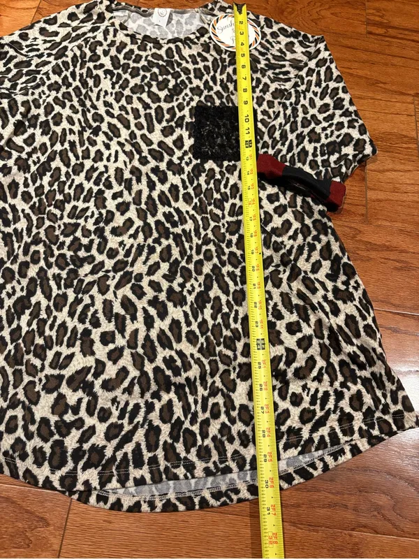 Sunshine and Rodeos Leopard Print Women's Top with Black Sequin Pocket. NWT SZ L - Image 5