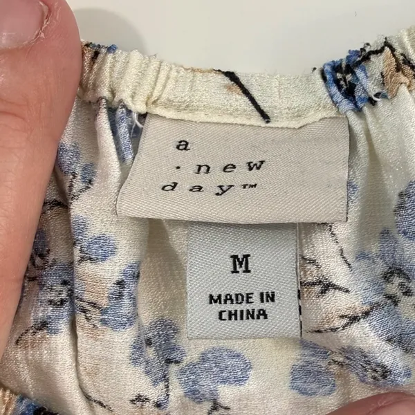 A New Day Blue Porcelain‎ Floral Off The Shoulder Blouse Short Sleeve Medium - Image 4