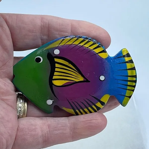 Bright fun Artisan made lightweight wooden fish brooch - Image 3
