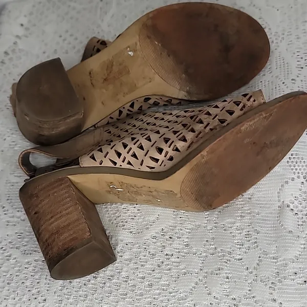 Vince Camuto leather Lazer cut eyelet tan peep toe block heels sz 8 - Image 6