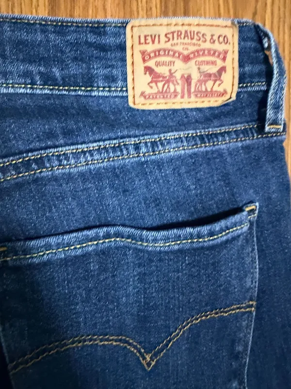 Levi’s 721 High Rise Skinny Ripped Dark Wash Jeans Size 31. - Image 4
