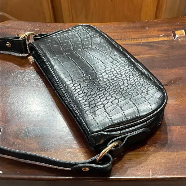Elegant Black Croc-Embossed Women's Bag - Image 11