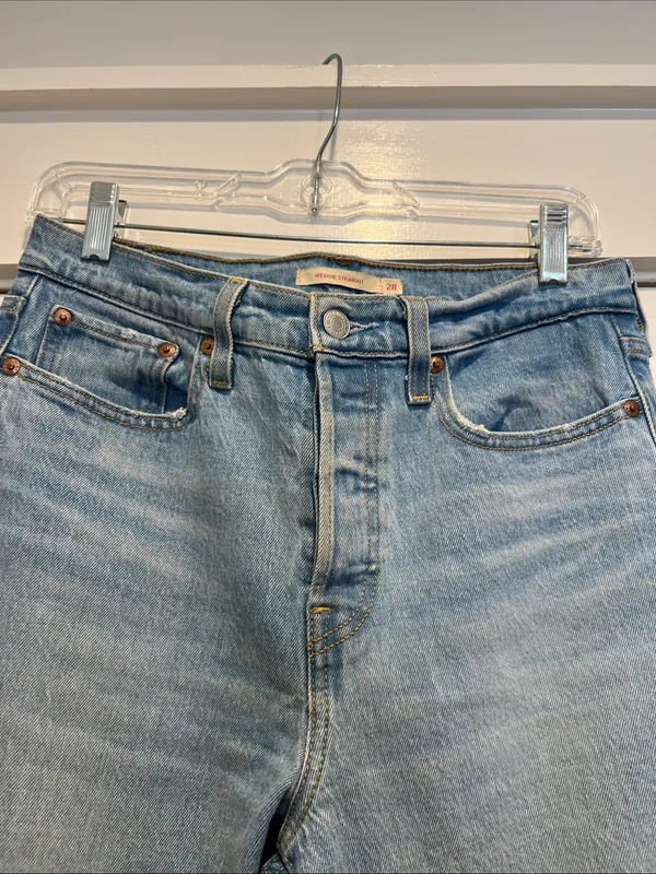 Levi’s wedgie straight Jeans with Distressed Knee size 28/28. - Image 4