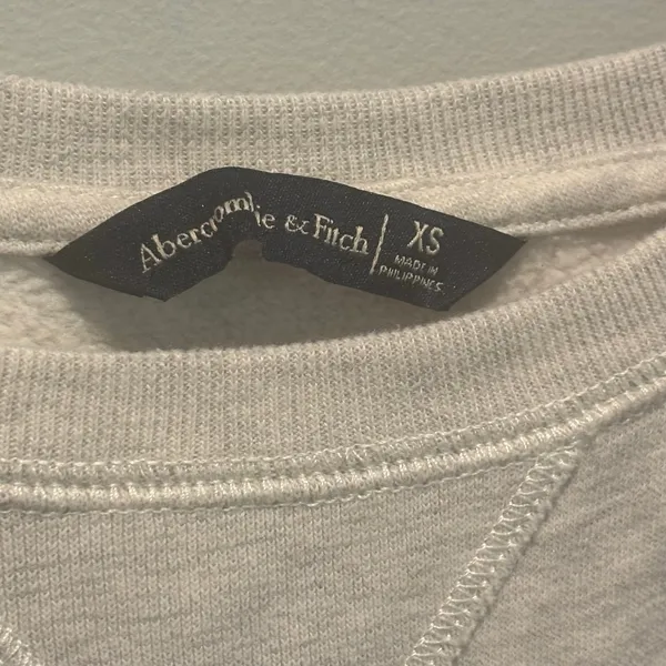 Abercrombie & Fitch Cropped Long Sleeve Crewneck Logo Sweatshirt - size XS - Image 4