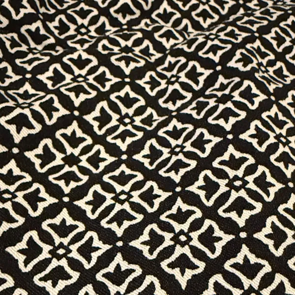 ✨3/$30✨Motherhood Maternity Black and white Geometric Capris Size Large. - Image 4