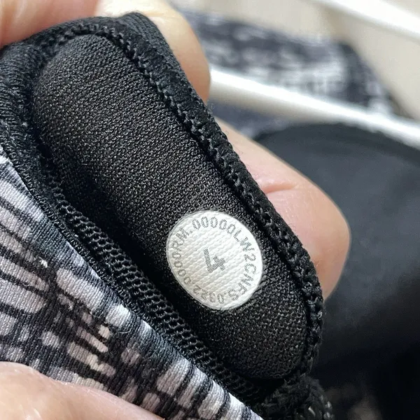 Lululemon Sports Bra longline energy strappy womens Black size 4 printed workout - Image 3