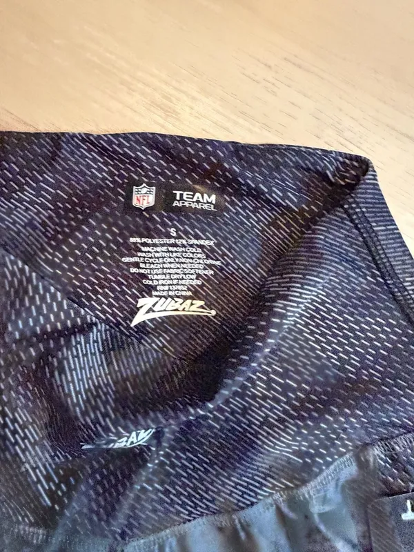 Zubaz NFL Women's Green Bay Packers Elevated Leggings with Pockets - Image 2