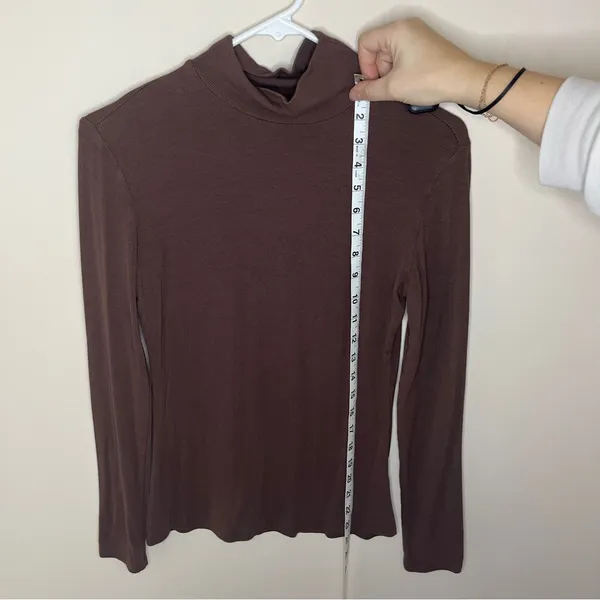 Women's Brown Turtleneck Pullover Sweater Size Medium Ribbed Long Sleeve - Image 2