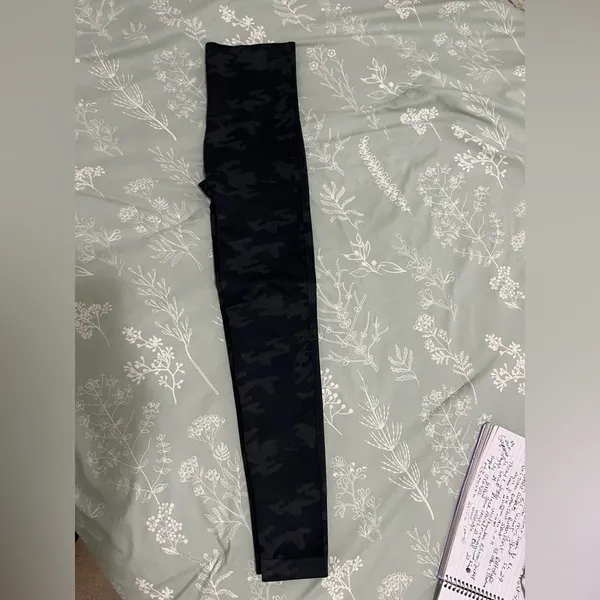SPANX Look At Me Now Seamless Black Camouflage Leggings Sz M - Image 4