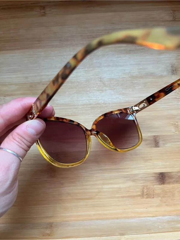 •Woman’s Oscar de la Renta tortoiseshell sunglasses• - Image 5