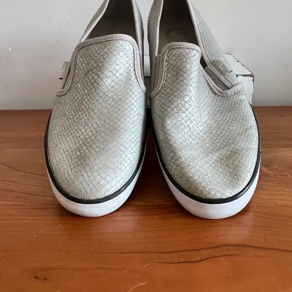 G by GUESS‎ Malden6 Womens Silver Metallic Snakeskin Slip On Sneakers Size 8.5M - Image 4