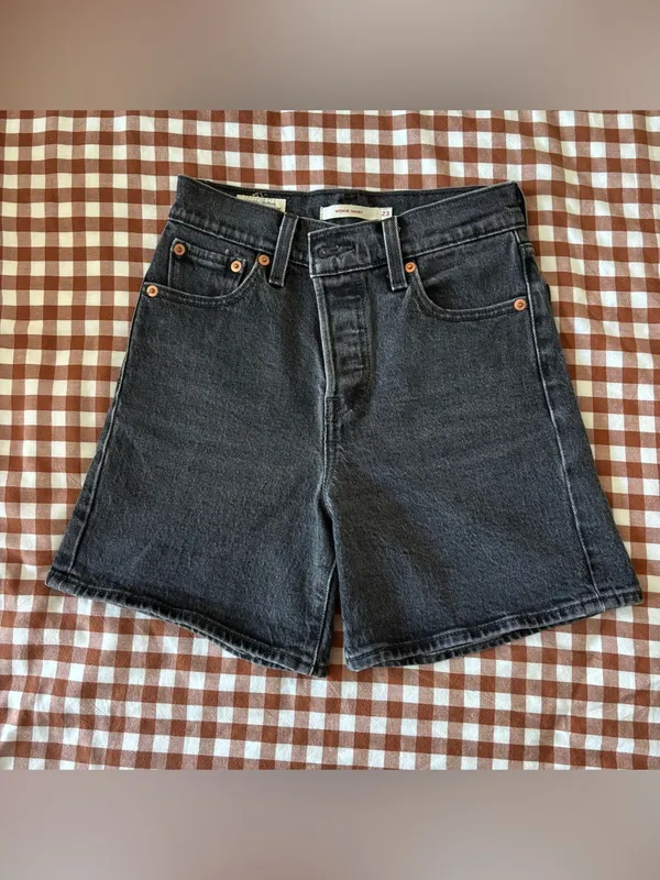 High-Waist Levi’s Black Denim Wedgie Shorts - Image 2
