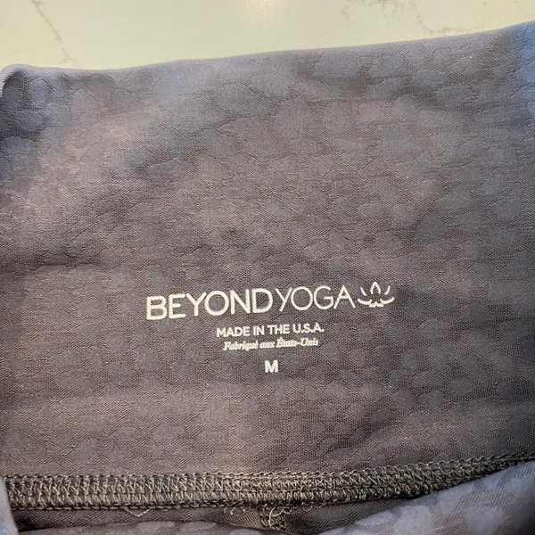 Beyond Yoga High Waisted Midi Leggings in Shadow Grey‎ Size Medium - Image 7