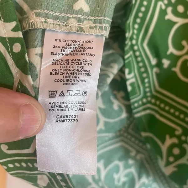 Ann Taylor sleeveless top featuring a green and white geometric print size med - Image 9