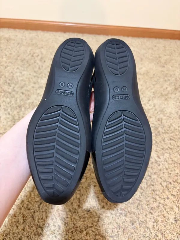 Crocs Sienna Black Shiny Patent Toe Rubber Flats Size 6 - Image 9
