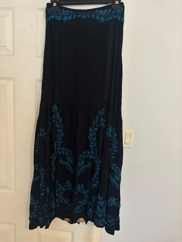 Free People black maxi skirt with blue embroidery. Size: 2 #boho new - Image 3