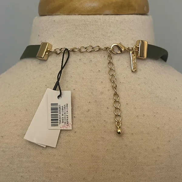 White House | Black Market Gold toned statement necklace - Image 5