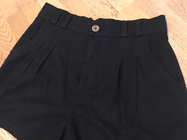 Black high waist pleated short size L - Image 3