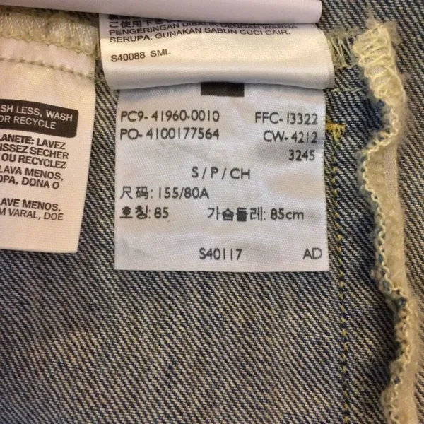 Levi’s women’s denim Jean jacket small - Image 6
