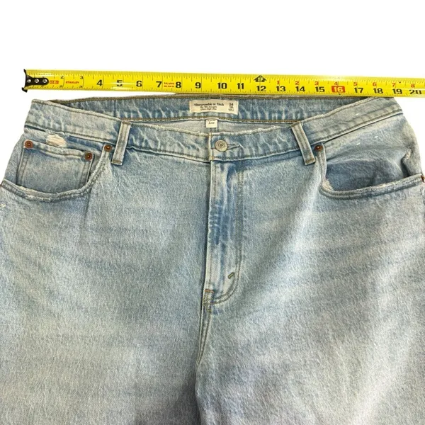 Abercrombie & Fitch Short Ultra High Rise 90s Straight‎ Jean Light Wash Curve - Image 13