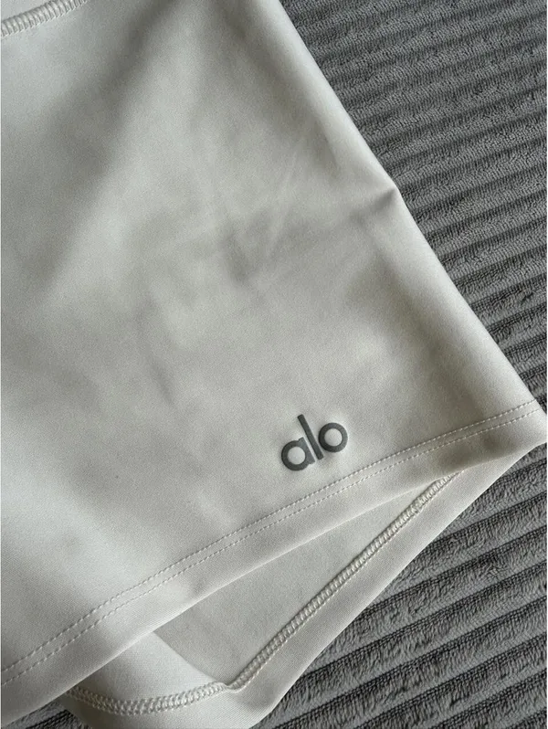 Alo Yoga shorts size XS - Image 2