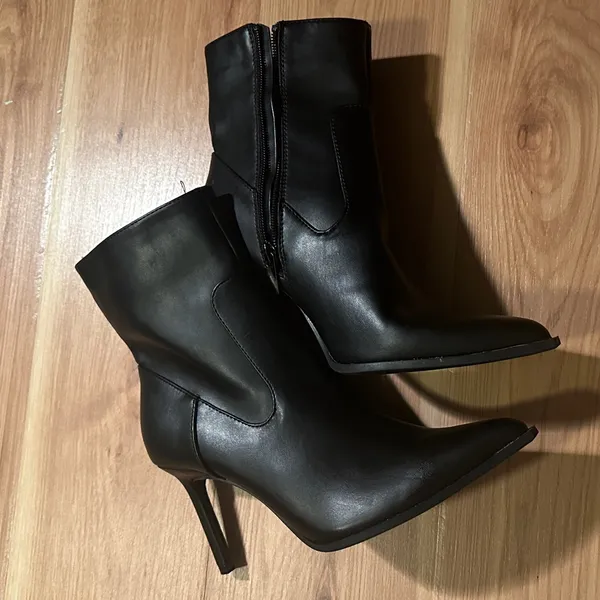 Forever 21 Sleek Black Heeled Boots - Image 6