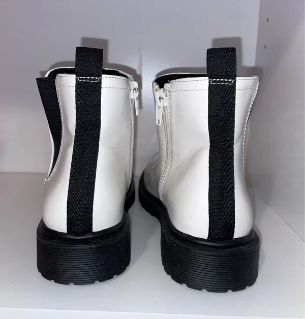 Steve Madden Chelsea Boots - Image 4