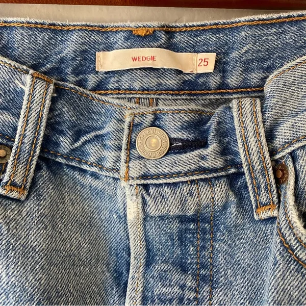 Levi’s Premium Wedgie Icon Fit in Shut Up Wash - Image 10