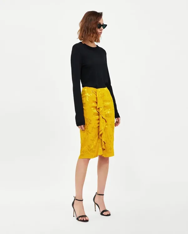 NWOT Zara ruffled jacquard midi skirt in yellow. Size Medium - Image 2