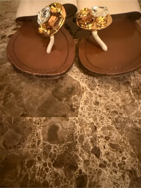 Tory Burch beautiful Women’s Cream Leather Gemstone Accents of Gold Sandals - Image 4