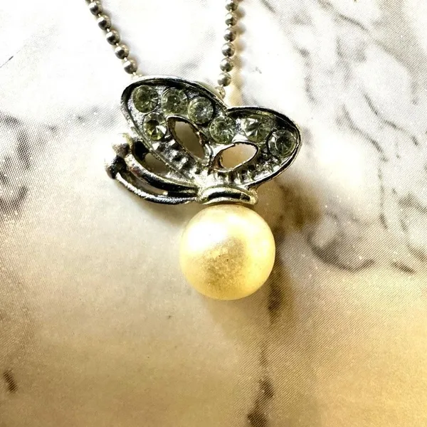 Vintage silver tone butterfly faux pearl pendant necklace - Image 4