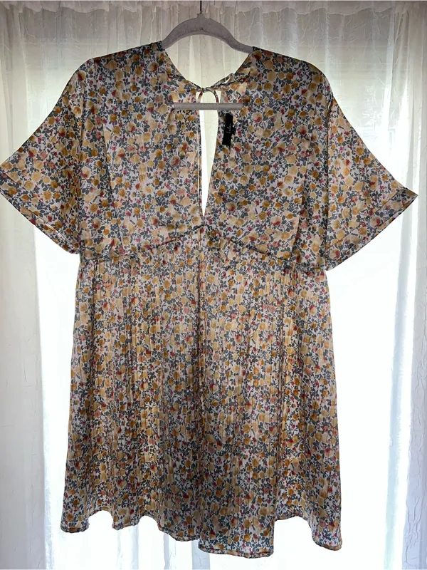 Lulu’s Express Yourself floral Dress Satin material NWOT size Large boho - Image 3
