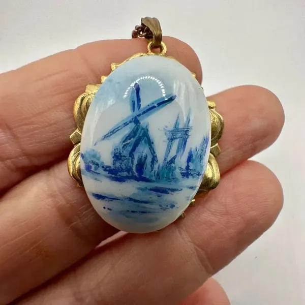 Vintage blue and white windmill pendant necklace - Image 4