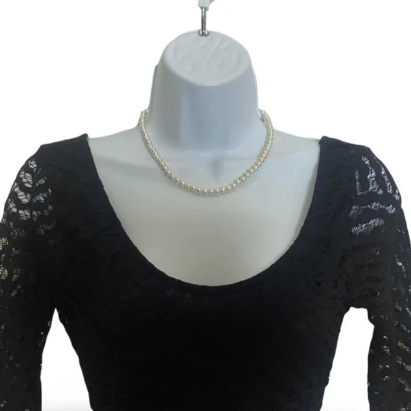 16” Stretch Pearls Necklace White - Image 3