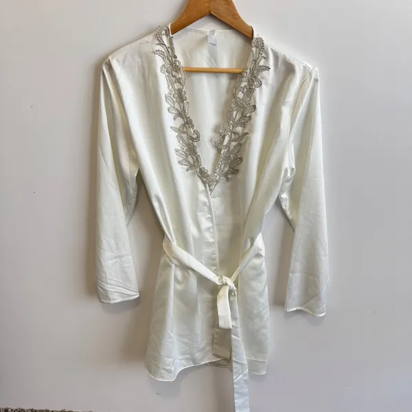 Flora Nikrooz Robe S/M White Silver‎ Lace Trim Belted Polyester - Image 2