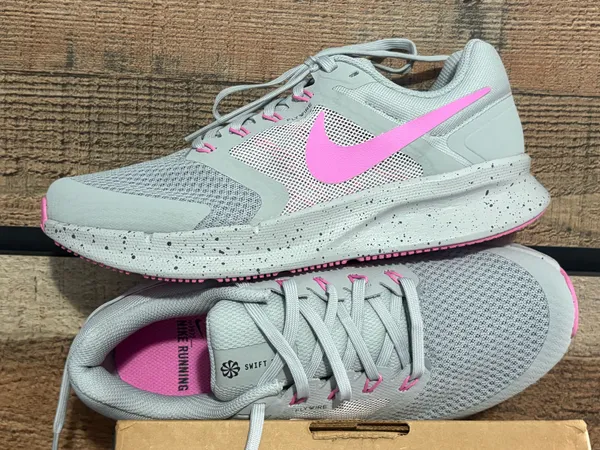 Women’s Nike pink and gray - Image 3