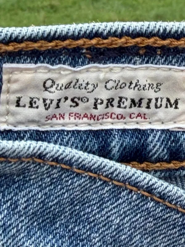 Levi’s Jeans Wedgie Straight Light Wash Distressed Size 26 - Image 6