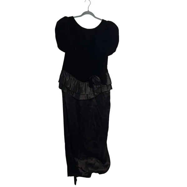 Vintage 1980s Black Velvet Evening Gown Puff Sleeve Ruffle‎ Skirt Formal Dress - Image 2
