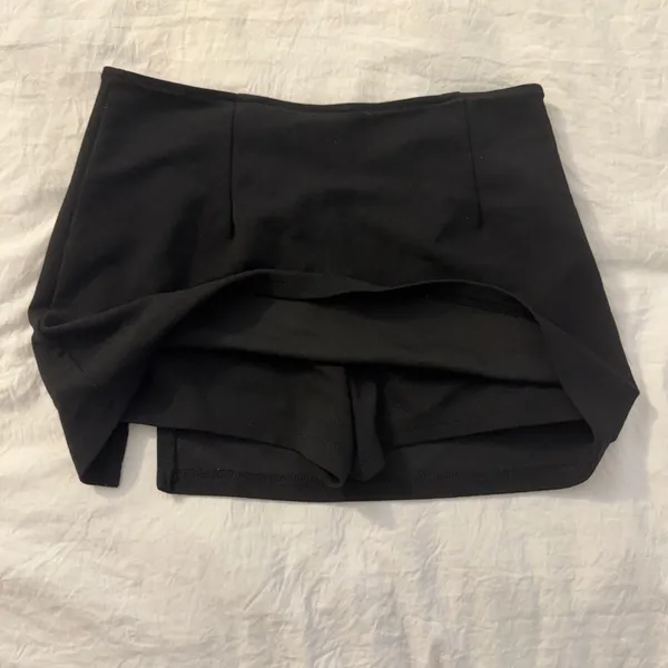 Black mini skirt with built in shorts - Image 2