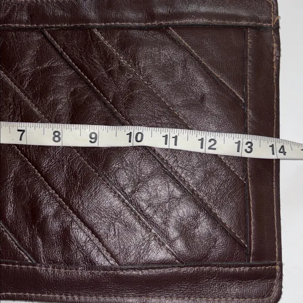Source Unknown BROWN LEATHER VINTAGE HAND BAG DESIGN ON ONE SIDE ZIP MIDDLE POCKET INSIDE - Image 9