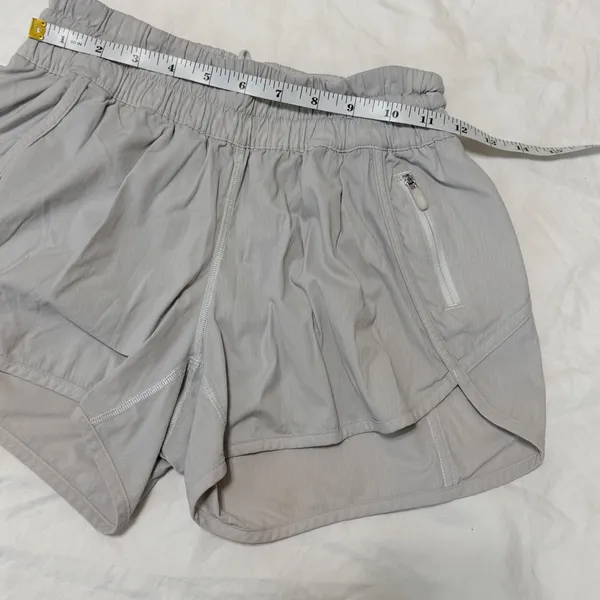 Lululemon Tracker Short V 4" Running Shorts Size 6 in Light Gray - Image 5