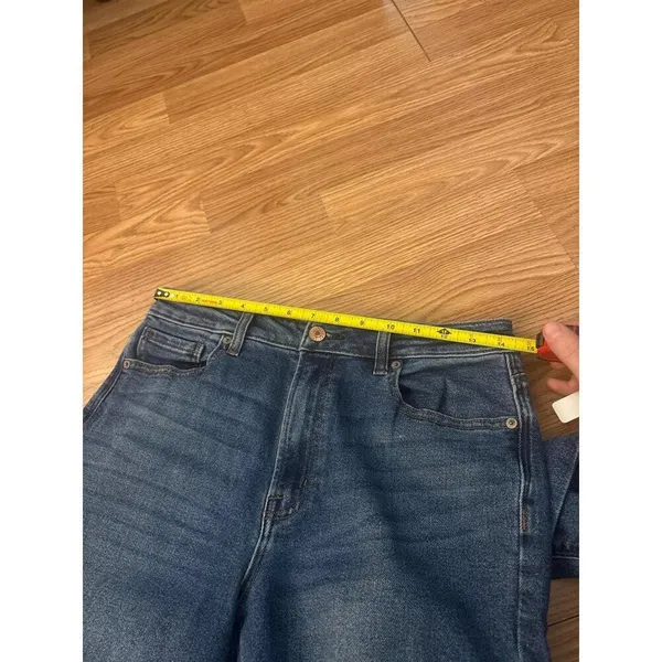 American Eagle Destroyed Mom Jean Size 6 - Image 4