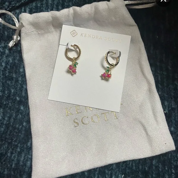 Kendra Scott CHERRY SILVER HUGGIE EARRINGS IN BERRY KYOCERA OPAL - Image 2