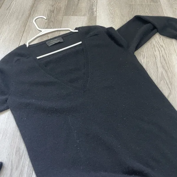 Club Monaco Sweater cashmere v neck knit womens Black (medium) classic office - Image 6