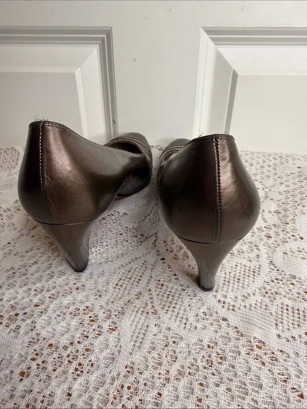 Salvatore Ferragamo bronze metallic cap toe leather gold trim heels sz 7.5 - Image 6
